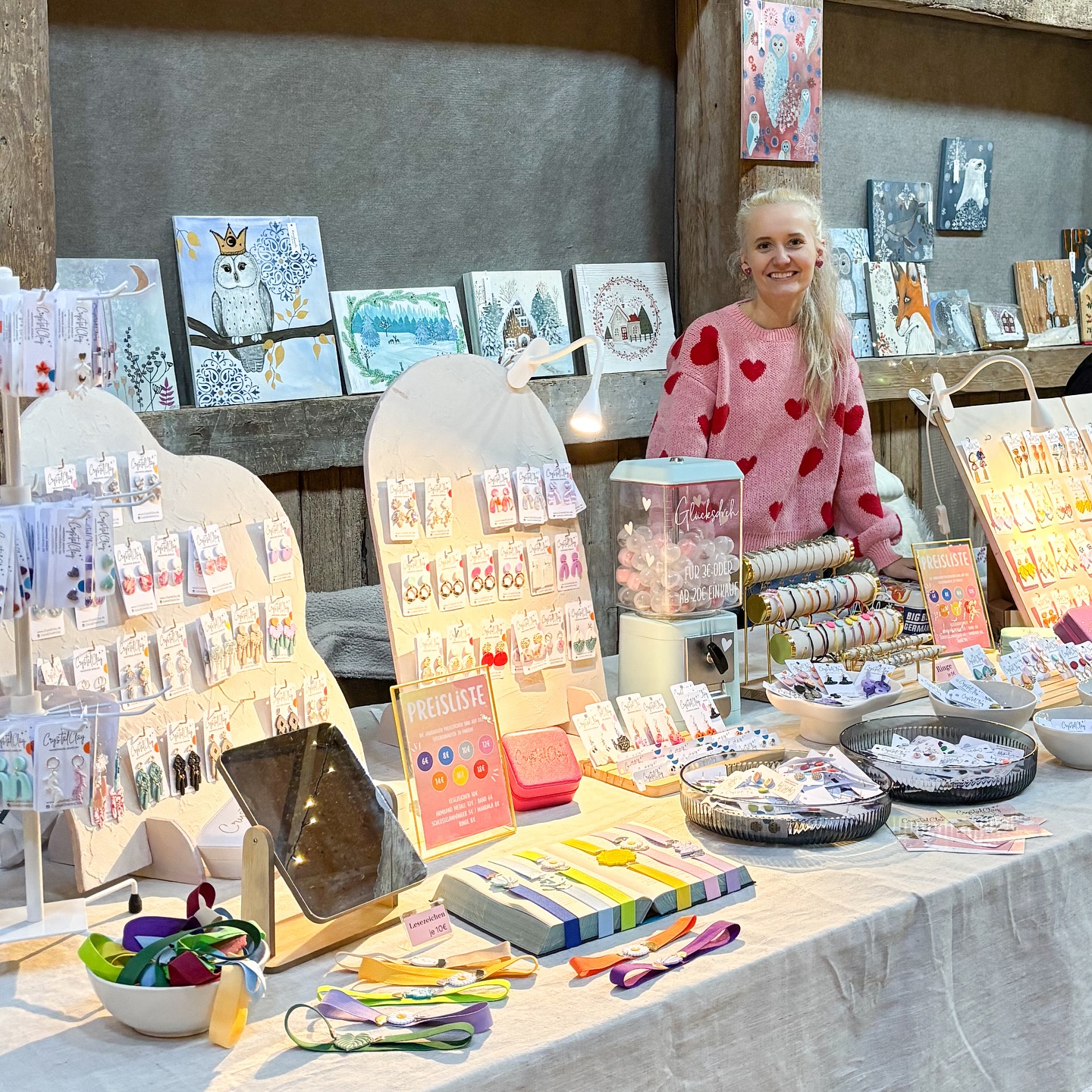 Die Marktsaison ist wieder eröffnet!:)
Hinter mir liegen 3 anstrengende aber auch schöne Tage auf @gutoestergaard. Vielen Dank an alle Besucher, für die tollen Gespräche, das gemeinsame Lachen und eure Herzlichkeit 🫶🏻.
Da nach dem Markt auch schon wieder vor dem Markt heißt, stecke ich bereits wieder in den Vorbereitungen! Dieses Wochenende steht ein toller Abend Freitag bei @wolkenzirkus an und Sonntag geht’s zum Herbstmarkt nach Niebüll. - Auch die weiteren Wochenenden sehen ähnlich aus, bis auf unsere Flitterwochen mittendrin 🤭. Schaut doch mal in meinem Infopost, welche Märkte und Workshops anstehen und kommt mich gerne besuchen!:)
GaLieGrü
eure Christin
#handmade #smallbusinesslove #marktwochenende #vendormarket #kunsthandwerkermarkt#herbstmarkt#weihnachtsmarkt#selfmade#diy#ohrringe#ohrringliebe#fimo#bunt#crystalclay