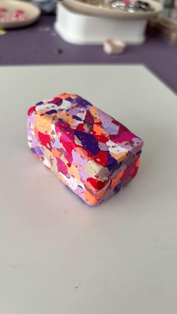 Stell mir mir zusammen einzigartige Muster her! 🤩

Hier verwende ich viele Fimo-Reste um darauf neue bunte und einzigartige Ohrringe zu kreieren. Zuerst hacke ich die Stücke klein, mische sie und forme darauf einen Block. Danach wird dieser in Scheiben geschnitten und aneinander gelegt. 

Um die einzelnen Teile mehr zu verknüpfen rolle ich etwas über die Masse, bevor ich diese durch meine Pastamaschine jage. Weil mir das alles noch nicht BAM genug war, habe ich mehr von dem Rosafarbenen Blattmetall verwendet um Highlights zu erzeugen. Hier auch wieder bisschen für die Festigkeit drüber gerollt, das überschüssige Material entfernt und zack ist es Ready ausgestochen zu werden.

Bei so auffallenden Mustern verwende ich meistens Formen, welche ohne Prägung sind oder zu Filigran, damit es nicht so viel wird.
Sobald alles ausgestochen ist kann der überschüssige Ton entfernt werden und ab damit in den Ofen 🔥 .

#behindthescenes #bts#crystalclay#diy#d#diyohrringe#ohrringe#handmade#nowaste#reste#polymerclay #crystalclay #ohrringe #earrings #flensburg #handmadejewelry #fimo