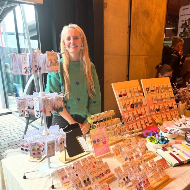 Heute stehe ich von 10-16Uhr in Flensburg im @jamesfarm_market 😍. Es gibt soooo tolle Aussteller, regionale Leckereien und natürlich lecker Kaffee und Kuchen (pssst auch Bier und Sekt)! 🤭

Ich freue mich über einen Besuch!:)

#marketday #vendor#aussteller#kunsthandwerk#flensburg#crystalclay#earrings#handmade