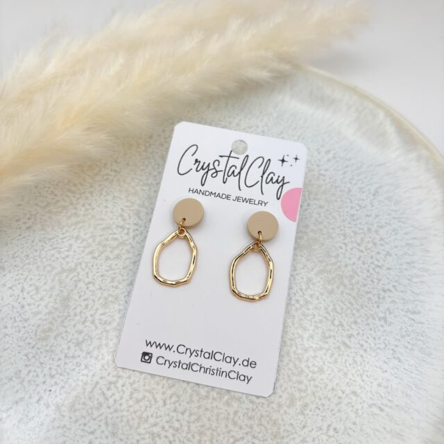 Ihr Lieben! 

Einige haben es schon entdeckt bei dem vergangenen Markt bei James Farm: Es gibt ein neues Ohrring-Modell.

Die Produktbilder sind gemacht, nun fehlt nur noch der Name, damit diese in den Shop einziehen dürfen. 

Wie würdest du sie nennen?!🤩 (weiblicher Vorname)

Paar lütte Eckdaten: Es wird sie mit Gold- und silberfarbenen Elementen geben (JA richtige gelesen! 🤭), sie sind recht klein, der obere Stecker hat einen Durchmesser von ca. 1cm.

Ich freue mich über eure Namensvorschläge! 🫶🏻 

#newin#neuesmodell#crystalclay#community#handmade#flensburg#clay#diy#ohrringe#ohrringliebe#dezent