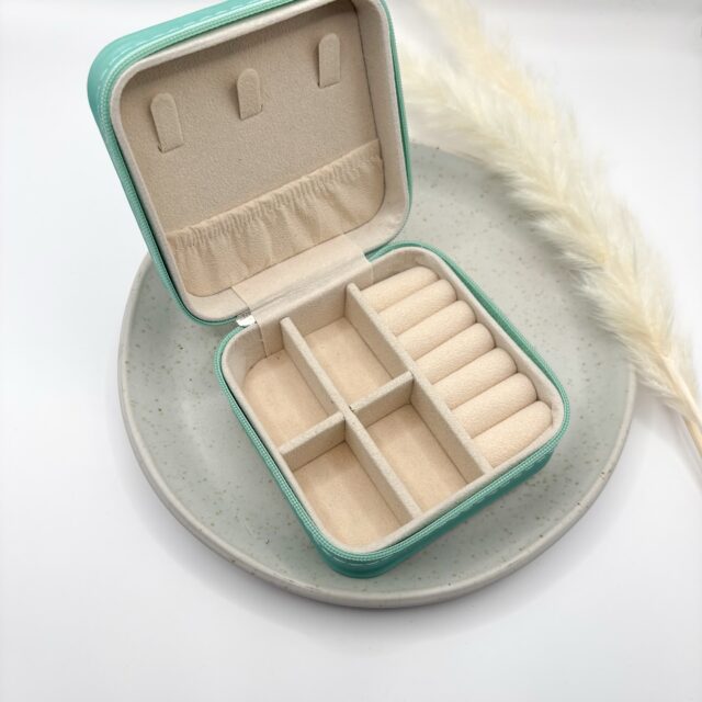 Ich bin im Travel-Modus: Was passt besser dazu als euch eine super praktische Schmuckaufbewahrung zu zeigen?!🤩 

Ich biete diese Schmuckschachteln in 2 verschiedenen Größen und super vielen verschiedenen Farbvariationen an! 

Wenn ihr zum letzten Bild swiped, könnt ihr sehen, wie meine gepackte Schmuckschachtel für 3,5 Wochen Japan aussehen 🤭🩷

#travel#travelmusthave#schmuckschachtel#schmuckschatulle#aufbewahrung#organize#organized#jewelry#crystalclay