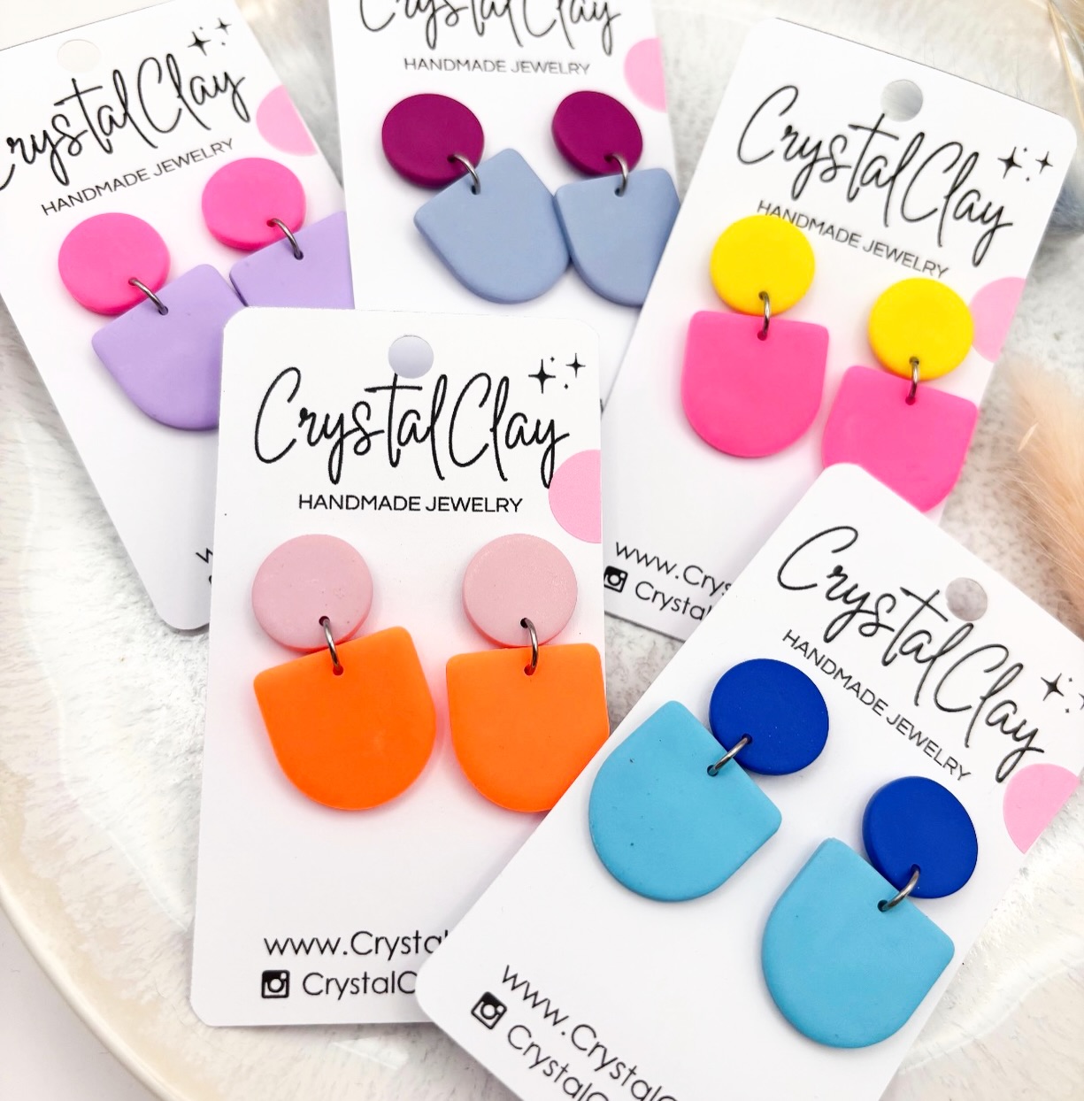 Dopamine für dein Outfit! Der triste Winter kann sich nun langsam wirklich verziehen. Es ist Zeit für Farbe und gute Laune 🥳.

Ich habe eines der beliebtesten Modelle „Charlie“ in knalligen Farbkombinationen angefertigt und was soll ich sagen? Ich liebs! 😍

Wie ist eure Meinung dazu?:)

#dopamin #knalligefarben #ohrringe #handmade #polymerclayjewelry