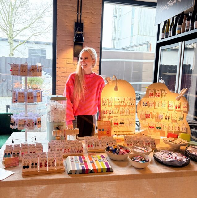 Die Marktsaison ist offiziell eröffnet! Heute und morgen findet ihr mich beim Kunsthandwerkermarkt von @jamesfarm_market in Flensburg!

Ich würde mich freuen, wenn ihr mich und die vielen anderen tollen Aussteller:innen besuchen kommt 🫶🏻.

#weekend#handmade#flensburg#kunsthandwerk#fimoohrringe