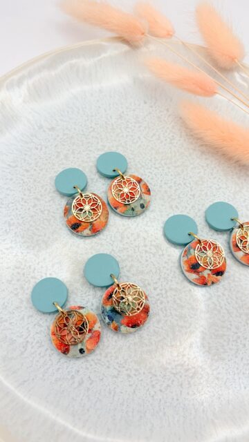 Wie wäre es mit einem kleinen Einblick in meinem Prozess? 🤔 dann bleibt dran. Hier seht ihr wie ich aus einem Stück Polymerton mit Hilfe von Transferfolien schöne Ohrringteile erstelle welche ich danach gebacken und zu schönen Ohrringen zusammen gesetzt habe :)!

#polymerton#prozess#handmade #ohrringe #crystalclay