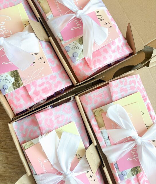 D A N K B A R 🩷

Was soll ich sagen ihr Lieben?! Ich versüßt mir viele, viele Stunden, da ich das machen kann was mich erfüllt und ich mir ohne schlechtes Gewissen immer mehr Kram zum kreativ sein besorgen kann 🤭. Ich bin dankbar für jede kleine Bestellung, Kommentare oder Google-Bewertungen. 🤩

Ihr seid klasse! 🫶🏻 
 
#handmadebuisness#packiging#rosa#polymertonohrringe