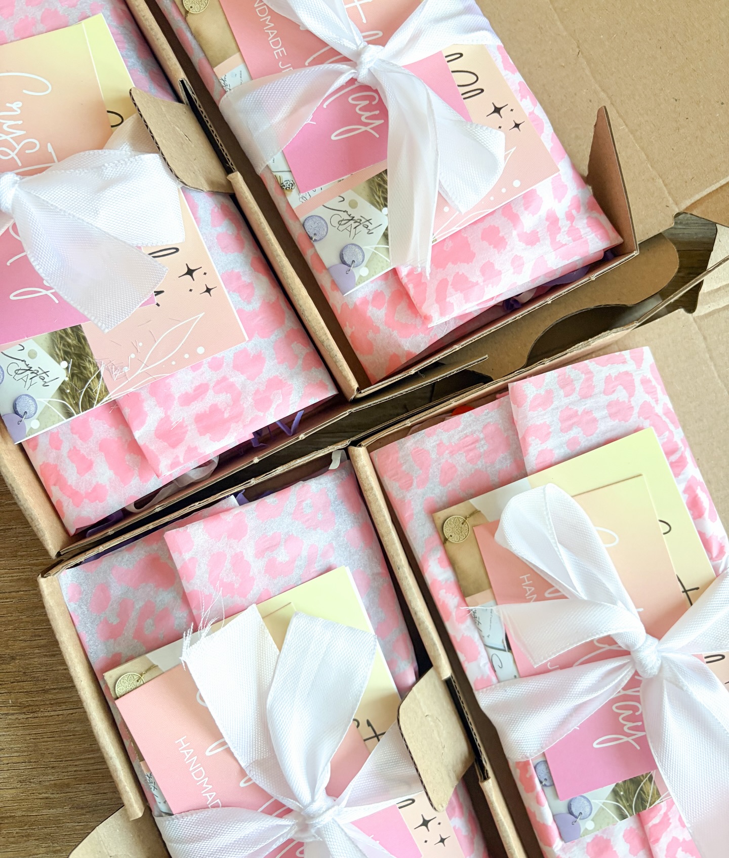 D A N K B A R 🩷

Was soll ich sagen ihr Lieben?! Ich versüßt mir viele, viele Stunden, da ich das machen kann was mich erfüllt und ich mir ohne schlechtes Gewissen immer mehr Kram zum kreativ sein besorgen kann 🤭. Ich bin dankbar für jede kleine Bestellung, Kommentare oder Google-Bewertungen. 🤩

Ihr seid klasse! 🫶🏻 
 
#handmadebuisness#packiging#rosa#polymertonohrringe