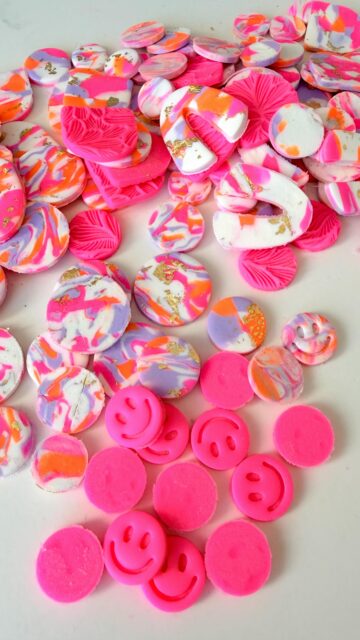 So ganz hab ich den ASMR-Hype nicht verstanden, bis ich gerade gemerkt habe, dass ich so sehr dieses Gefühl und Geräusch mag, welches dabei entsteht, wenn man die Ohrringe von der Fliese nach dem Backen ab macht.

Geht’s euch ähnlich?🤭
#amsr #polymerton#ohrringe#handmade