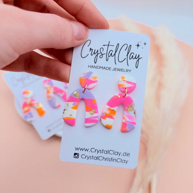 Bunte Eier suchen? Das machen wir am Sonntag. 🐰🥚 

Was du aber heute schon finden kannst, sind neue farbenfrohen Frühlings-Ohrringe! 🌸

Ab 20:00 Uhr findet ihr viele neue Styles im Shop. Da die Stückzahl streng limitiert ist, heißt es: Schnell sein lohnt sich! Hol dir die volle Ladung Farbe, bevor sie vergriffen sind. 🎨✨

Ready für das heutige Drop? Schau heute Abend vorbei! 

#happyme#colorful#springvibe#handmade#handmadejewelry