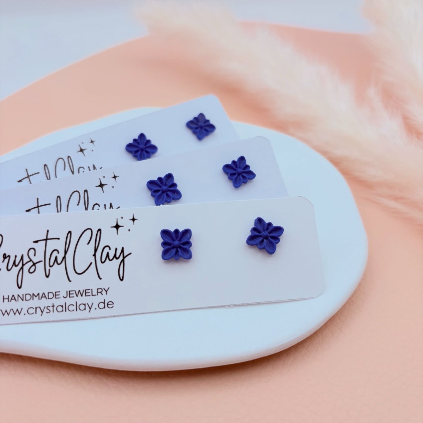 Auch mal etwas kleiner? Ich habe hier etwas für euch: Die neuen Joana-Ohrstecker sind klein und fein, jedoch nicht langweilig 🤭. Mit gerade mal 0,7 cm Durchmesser haben sie einen perfekten, dezenten Auftritt.

Auf Wunsch sind wie immer auch andere Farben möglich! ✨