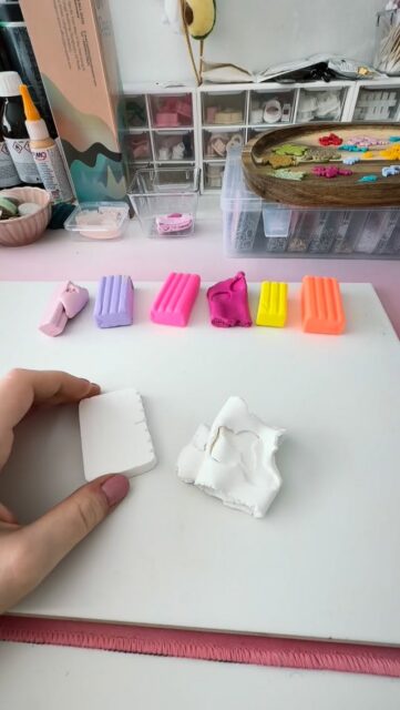 Making Of: Funfetti Ohrringen ✨

In diesem kleinen Reel nehme ich euch mal wieder mit hinter die Kullissen und mit direkter POV auf meinem Schreibtisch! :) - seid mal ehrlich, mehr gute Laune als diese Ohrrringe geht nicht oder?!🤭

#funfetti #polymerclay#handmade #flensburg #crystalclay