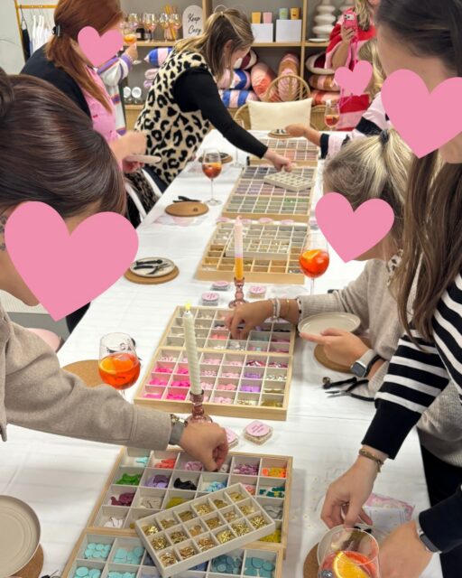 Workshops, Workshops, Workshops 🛠️👩🏼‍🎨!

Ihr lieben, ich bin sprachlos wie gut die Workshops bei euch ankommen 🥰. Ich habe in den vergangenen 3 Monaten so ziemlich jedes Wochenende mindestens einen Workshop gegeben und die Nachfrage ist weiterhin sehr hoch! 🫶🏻

Dafür erstmal ein dickes Danke💖. Hier findet ihr einige Bilder von vergangenen Kursen und die letzten 3 Bilder zeigen euch nochmal die groben Infos, falls ihr selbst einen buchen möchtet. 

Ihr findet nun auch alle Infos dazu auf meiner Website www.crystalclay.de - hier habe ich einen neuen Reiter „Workshop“ implementiert, wo ihr alle Infos findet.

Und wie immer: ich freu mich über euer Feedback, falls ihr schon mal an einem Workshop von mir teilgenommen habt (Auch gerne als Google-Bewertung 🤭).

#handmade#workshop#diy#kreativ#polymerton