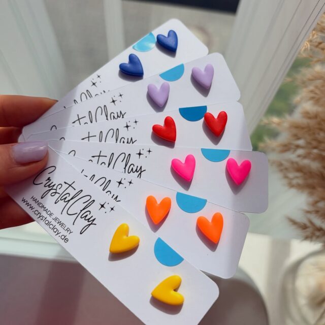 Die neuen Lovelyn Ohrstecker sind ab jetzt online verfügbar! 

Um pünktlich zum Muttertag Liebe zu verschenken, gibt es im Onlineshop ein besonderes Angebot: Beim Kauf von zwei Paaren Lovelyn Ohrsteckern ist das dritte Paar geschenkt.

So funktioniert die Aktion:

• 3 Paare Lovelyn Ohstecker im Shop aussuchen (verschiedene Farben sind möglich).
• In den Warenkorb legen.
• Der Rabatt für das dritte Paar wird automatisch verrechnet.

Ideal als Geschenk für deine Mutti, die beste Freundin oder um sich selbst eine Freude zu bereiten.

Jetzt auf: www.crystalclay.de
Gültig bis 10.05.2026 – nur im Onlineshop.

#muttertag #lovelyn #schmuckliebe #rabatt #handmadejewelry