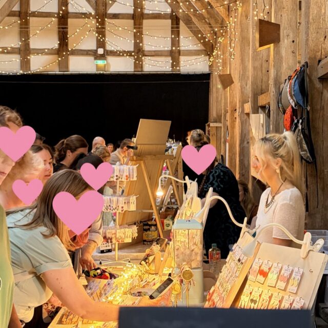 Ach was soll ich sagen; die Märkte auf @gutoestergaard  sind doch mit meine Liebsten 🤭! Heute (Montag) bin ich noch bis 18:00Uhr hier zu finden, aber ich möchte mich nun schon mal für das wahnsinnig tolle Wochenende bedanken, da ich nachher bestimmt zu müde zum Posten bin 🤭. Herzlichen Dank an all‘ die lieben Menschen, euer Vertrauen, eure Wiederholungstaten und eure Wertschätzung 🫶🏻. Ich freue mich so sehr, dass ihr mich bei meinem lütten Label unterstütz. 

Dicke Umarmung an euch!☺️