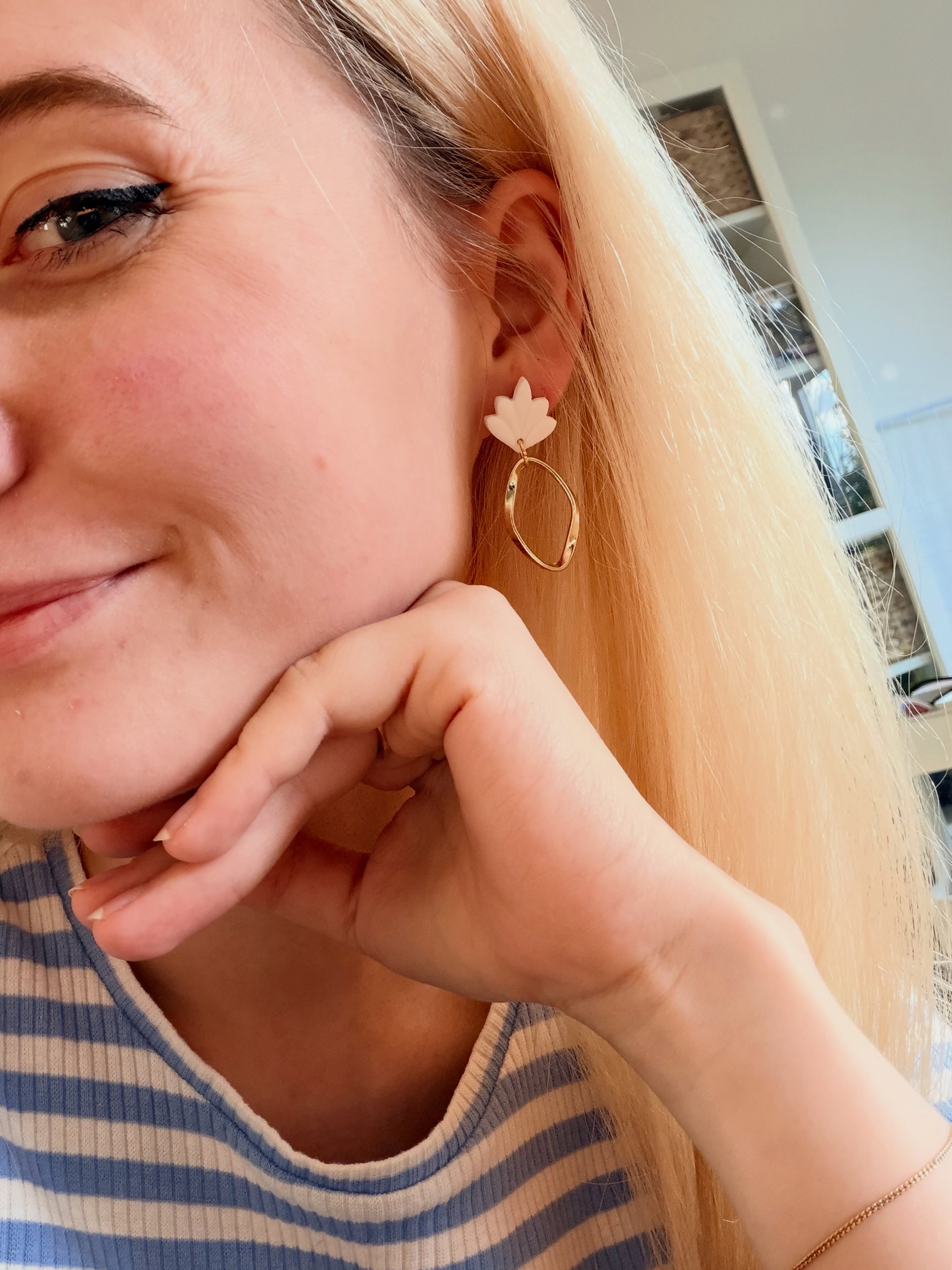 Eigentlich wollte ich euch heute einfach nur mal das Gesicht hinter Crystal Clay zeigen. 
Aber seien wir ehrlich, wie das eben so ist, wenn man Fotos machen will: Entweder stimmt das Licht überhaupt nicht, die Haare führen ein Eigenleben oder pünktlich zum Shooting meldet sich ein kleiner Pickel zu Wort. 
Das Ende vom Lied ist dann meistens, dass das Foto im Papierkorb landet oder man sich gar nicht erst fotografiert.

Aber damit ist jetzt Schluss. Ich habe mir fest vorgenommen, mich öfter zu überwinden und euch in Zukunft mehr echte Tragefotos zu zeigen. Denn reine Produktfotos sind zwar schön, aber am Ende möchte man doch auch ein Gefühl dafür bekommen, wie groß die Ohrringe wirklich wirken und wie sie im echten Leben am Ohr aussehen. Und das natürlich ganz ohne KI-Tragebilder.

Hier ist also Schritt eins: Eine Gesichtshälfte, unperfekt, aber dafür mit wunderschönen Ohrringen.

Wie gefällt euch der Look, und wollt ihr in Zukunft öfter solche Tragefotos sehen? Schreibt es mir gerne in die Kommentare.

#facebehindthebusiness #earrings#polymerton#happy#handmade