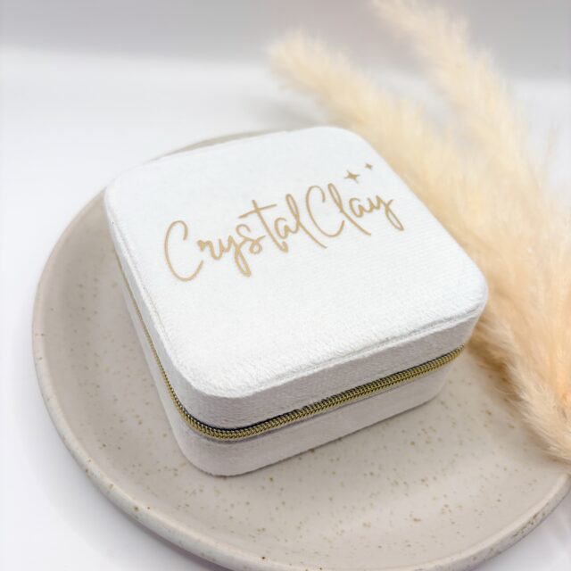 Neue Schmuckschachteln sind online auf www.crystalclay.de!

Diese süßen Samt-Schmuckschachteln gibt es nun in 3 verschiedenen Grundfarben: Schwarz, Weiß und Rosa! ✨

Dazu gibt es 2 verschiedenen Varianten an Schriftfarben: Glitzergold und glattes Gold.

Eine Besonderheit gibt es auch noch: bei den weißen Schmuckschachtel gibt’s ein extra Einsatz mit einem kleinen Spiegel und Ohrstecker-Stauraum.

Welche Farbe ist deine Favorit?

#schmuckaufbewahrung #gold #ohrringe#shopsmall