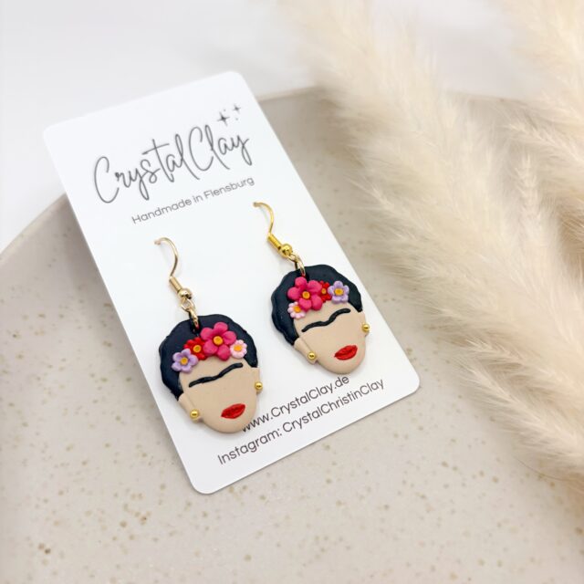 Stärke, Mut und kompromisslose Selbstliebe: Frida war weit mehr als eine der bedeutendsten Malerinnen Mexikos. ✨

Sie war eine Pionierin, die körperlichen Schmerz und emotionale Hürden in kraftvolle, farbenfrohe Kunst verwandelte. Frida brach mit gesellschaftlichen Konventionen, lebte ihr Leben voller Leidenschaft und bewies, wie stark weibliche Selbstbestimmung sein kann. Ihr unverwechselbarer Stil – geprägt von bunten Blumen und ausdrucksstarker Symbolik – inspiriert bis heute Millionen von Frauen weltweit.

Als Hommage an diese einzigartige Kunstikone sind diese besonderen Ohrringe entstanden.🌸🌺