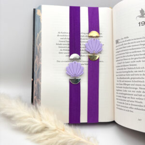 Elastisches Lesezeichen - Muschel + violettes Band (mit silbernen Elementen)