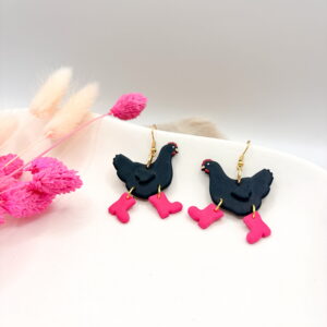 Wilde Hühner Ohrringe - Huhn: Schwarz / Stiefel: Himbeere