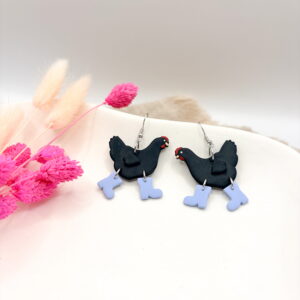 Wilde Hühner Ohrringe - Huhn: Schwarz / Stiefel: Himmelblau